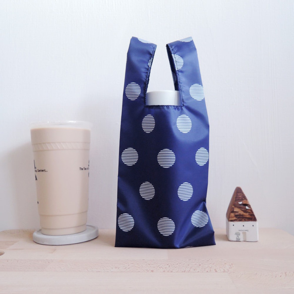 貍拉 =環保飲料提袋= 深藍大圓點   /保溫瓶/水壺袋/ 飲料食物兩用 第3張的照片