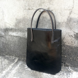 手縫いの革の黒い革のハンドバッグ - 無料のカスタムメイドの英語名のタイピングサービス 1枚目の画像