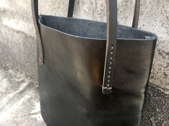 手縫いの革の黒い革のハンドバッグ - 無料のカスタムメイドの英語名のタイピングサービス 3枚目の画像