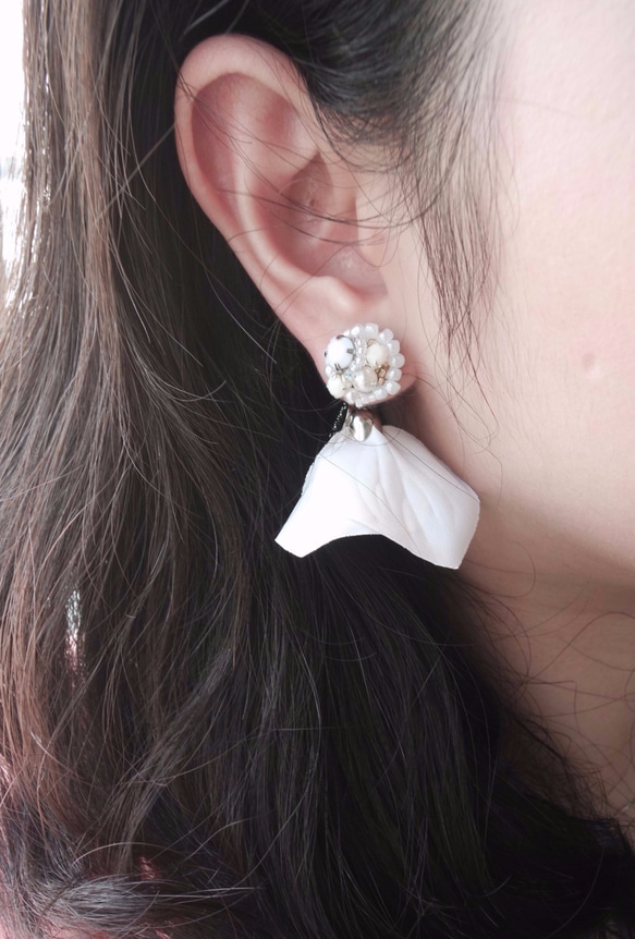 Hand-beaded Ear-clips with (Ivory White)Floral 1枚目の画像