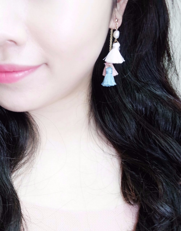 Freshwater pearls with pantone tassels 925silver Earrings 2枚目の画像