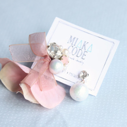Hand-beaded Cotton pearls Earrings with (Pink)Floral 1枚目の画像