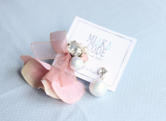 Hand-beaded Cotton pearls Earrings with (Pink)Floral 1枚目の画像