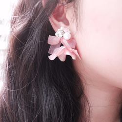 Hand-beaded Cotton pearls Earrings with (Pink)Floral 2枚目の画像