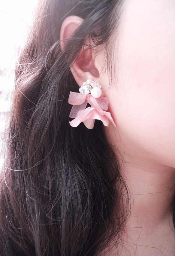 Hand-beaded Cotton pearls Earrings with (Pink)Floral 2枚目の画像