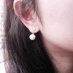 手工串珠 閃石 鑽 Cotton Pearl棉棉珠 珍珠 花花(米白色) 耳針 第3張的照片