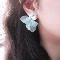 Hand-beaded Cotton pearl Earrings with(Turquoise blue)Floral 2枚目の画像