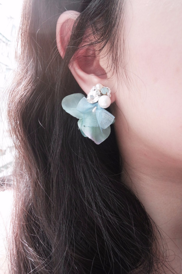 Hand-beaded Cotton pearl Earrings with(Turquoise blue)Floral 2枚目の画像