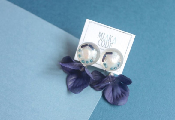 天然淡水珍珠 透明水晶球 (深藍色) 花花 小花 夾式耳環 第2張的照片