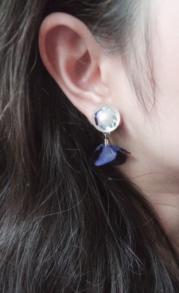 天然淡水珍珠 透明水晶球 (深藍色) 花花 小花 夾式耳環 第1張的照片