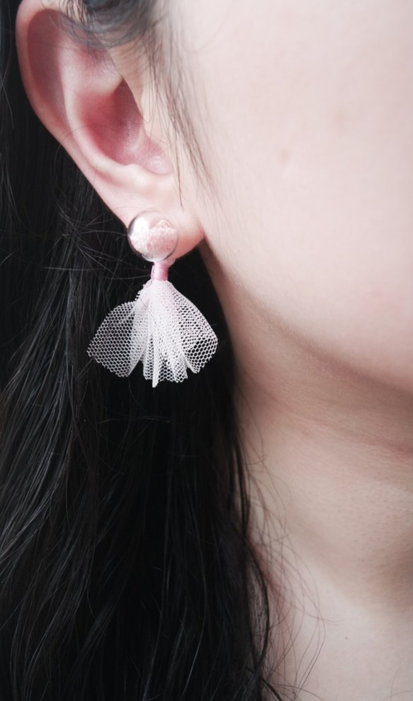 12mm Glass bubble earrings with Peach Pink lace tassels 2枚目の画像