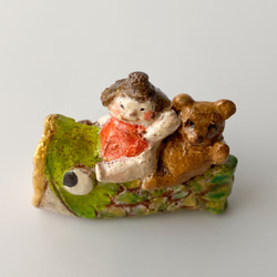 〔子どもの日〕鯉のぼりに乗った金太郎とクマのオブジェ 3枚目の画像