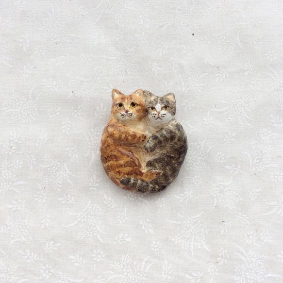 なかよし猫ブローチ（茶トラ・サバ） 1枚目の画像