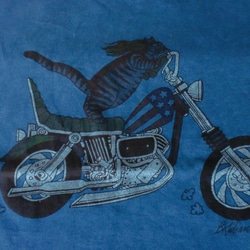 藍染めｘＵＳ古着　ＵＳＡ製　ネコバイカー　Ｔシャツ　Ｍサイズ 2枚目の画像