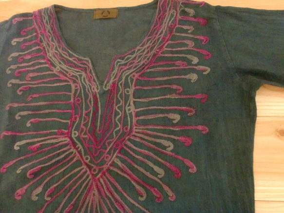 藍泥染め　刺繍　チュニック　スモックシャツ　ボヘミアンブラウス　 2枚目の画像