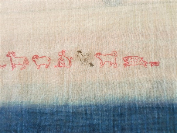 藍染＋型染め　ストール　ガーゼ生地　酉年　干支　十二支　赤干支 3枚目の画像