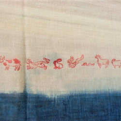 藍染＋型染め　ストール　ガーゼ生地　酉年　干支　十二支　赤干支 4枚目の画像