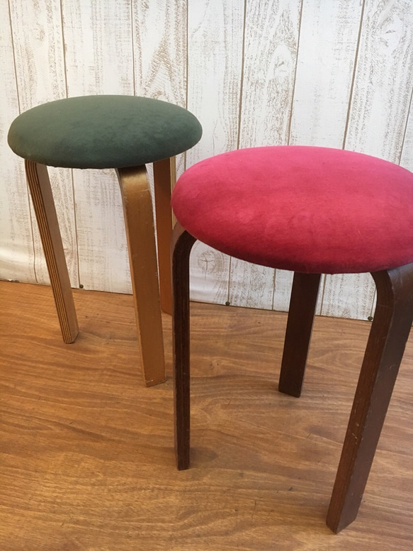 三つ足 スツール レッド&グリーン 2点セット 〜廃材 アップ