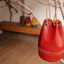 オックスフォード古典的なバケットバッグ - 赤 | 手作り本革 1枚目の画像
