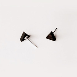 [UNIDO] 原創手作 簡約三角形造型中性原木耳環925純銀- 黑色/ 簡約設計/ 優質檀木/ 都會氣質風格/暖心禮物 第3張的照片