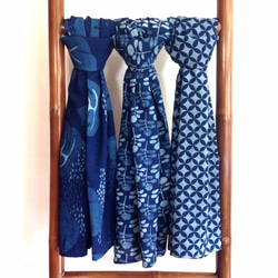[U'NIDO]原創手作 天然藍染印花100%純棉圍巾-好感雙色草木圖紋/ 涼爽舒適/ 中性設計/ 適合情侶/ 暖心禮物 第4張的照片