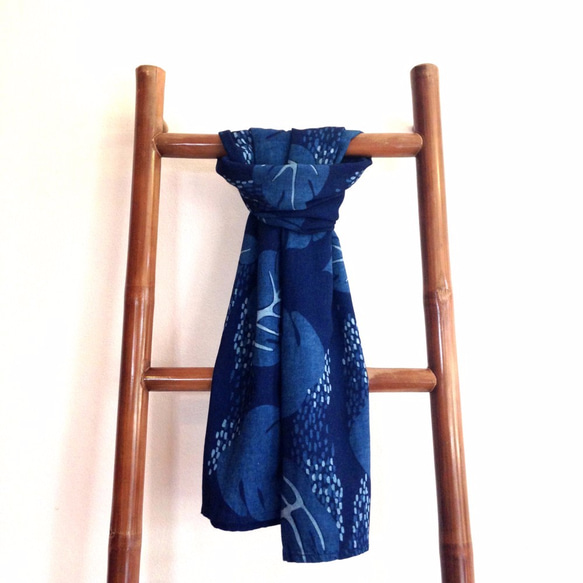 [U'NIDO]原創手作 天然藍染印花100%純棉圍巾-秘境池塘意象圖紋/ 涼爽舒適/ 中性設計/ 適合情侶/ 暖心禮物 第1張的照片