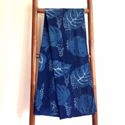 [U'NIDO]原創手作 天然藍染印花100%純棉圍巾-秘境池塘意象圖紋/ 涼爽舒適/ 中性設計/ 適合情侶/ 暖心禮物 第2張的照片