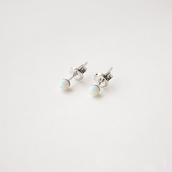 Elegant Moonlight Opal Stud Earring 1枚目の画像