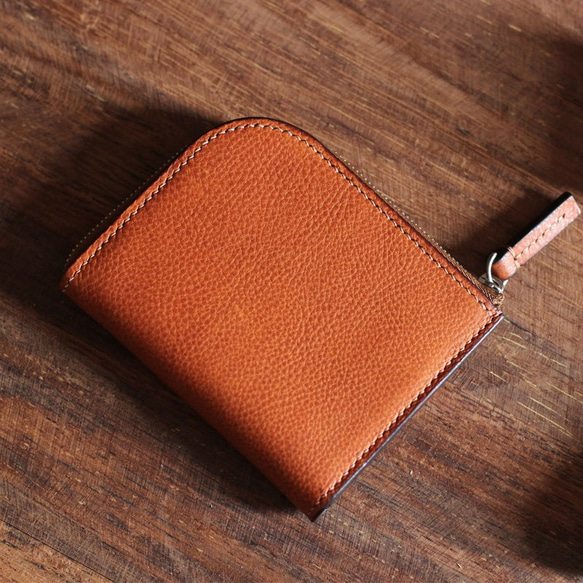 Classic Leather Unisex Compact Zip Wallet 1枚目の画像