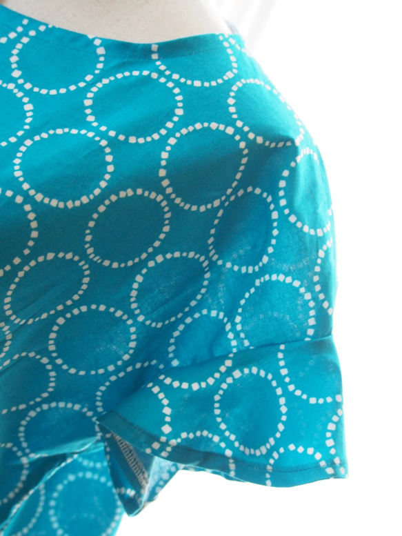 袖フリルのボタニカル柄ブラウス  水色系 フリーサイズ 4枚目の画像