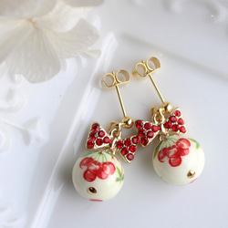 【免運費】櫻花圖案珠子和紅色三角絲帶耳環/耳環【日本製造】 第1張的照片