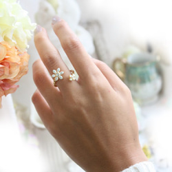 【送料無料】ホワイト6枚花弁ホワイトプチフラワーフォークリング（指輪） フリーサイズ 4枚目の画像