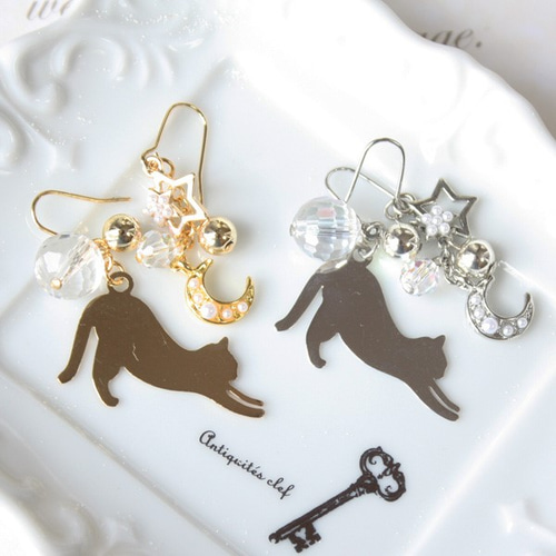 104 すましたネコさんのアシメハンドメイドアクセサリー　ピアスorイヤリング 104 すましたネコさんのアシメハンドメイドアクセサリー ピアスor