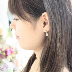 白色小花×極光色水珠吊墜直針式耳針 【日本製】 第3張的照片