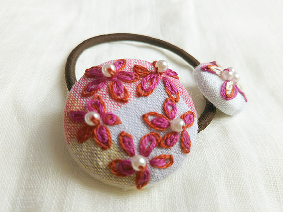 お花の刺繍のくるみボタンヘアゴム 1枚目の画像