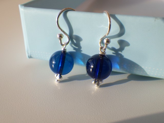 青い海のような琥珀のピアス