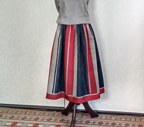 着物リメイク♪縞柄と幾何学模様の2着で作ったストライプスカート（裏地付き）丈７７ｃｍ 1枚目の画像