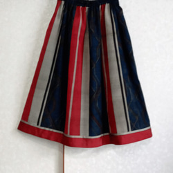 着物リメイク♪縞柄と幾何学模様の2着で作ったストライプスカート（裏地付き）丈７７ｃｍ 2枚目の画像