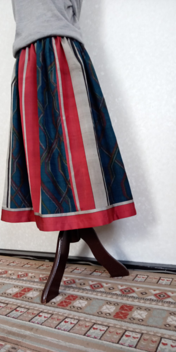 着物リメイク♪縞柄と幾何学模様の2着で作ったストライプスカート（裏地付き）丈７７ｃｍ 4枚目の画像