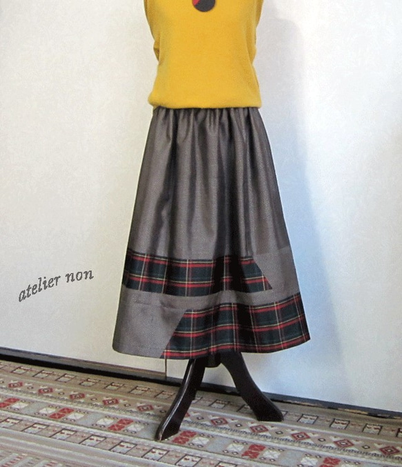 着物リメイク♪丈７５ｃｍ：チェック柄と泥大島紬をパッチしたスカート（裏地付き） 1枚目の画像