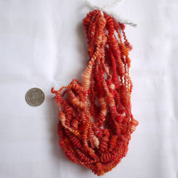手紡ぎの毛糸（赤系の混色) 1枚目の画像