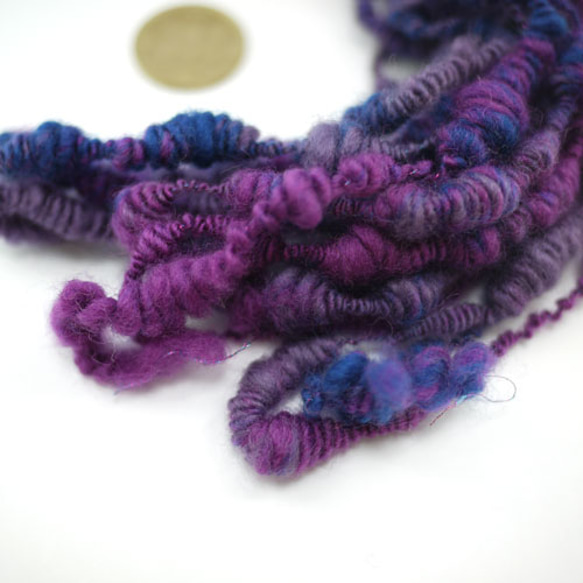 手紡ぎの毛糸（紫・青の混色） 2枚目の画像