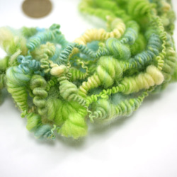 手紡ぎの毛糸（黄緑系の混色） 2枚目の画像