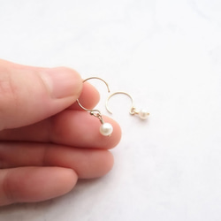 極簡小巧淡水珍珠 14K GF 包金耳環 第4張的照片