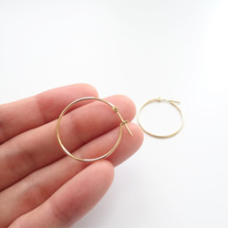 18K Solid Yellow Gold Delicate Tubular Hoop Earrings - 25mm 4枚目の画像