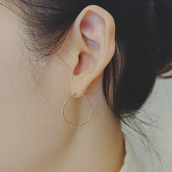 18K Solid Yellow Gold Delicate Tubular Hoop Earrings - 25mm 5枚目の画像