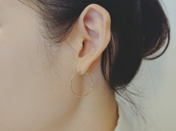 18K Solid Yellow Gold Delicate Tubular Hoop Earrings - 25mm 5枚目の画像