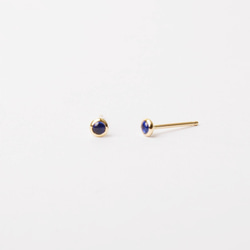 迷你天然藍寶石 極簡包鑲 純 14K 金耳釘耳環 2.5mm 第1張的照片
