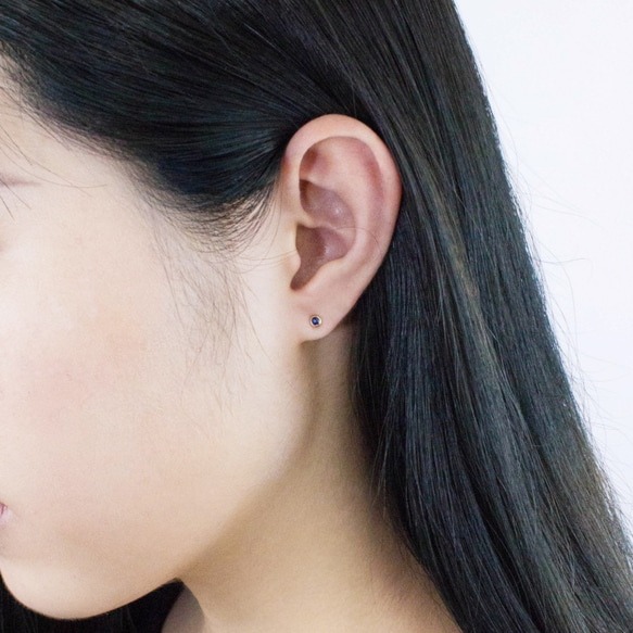 迷你天然藍寶石 極簡包鑲 純 14K 金耳釘耳環 2.5mm 第2張的照片