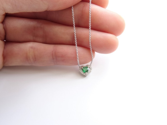 訂製 – 天然沙佛萊石心形切割鑲鑽 14K 白金項鍊 – 祖母綠色系 第5張的照片